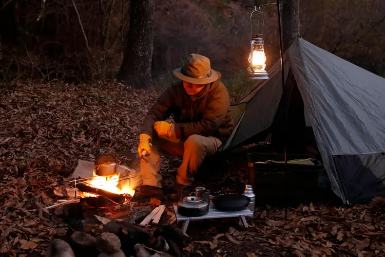 ソロキャンプにオススメ 5点セット テントやテーブル、焚き火台など 15秒で